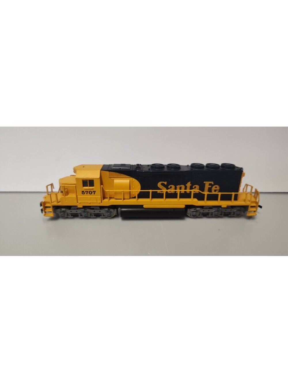 HO Scale Gauge AHM Santa Fe Diesel 5707 Yugoslavia Track Tested Video